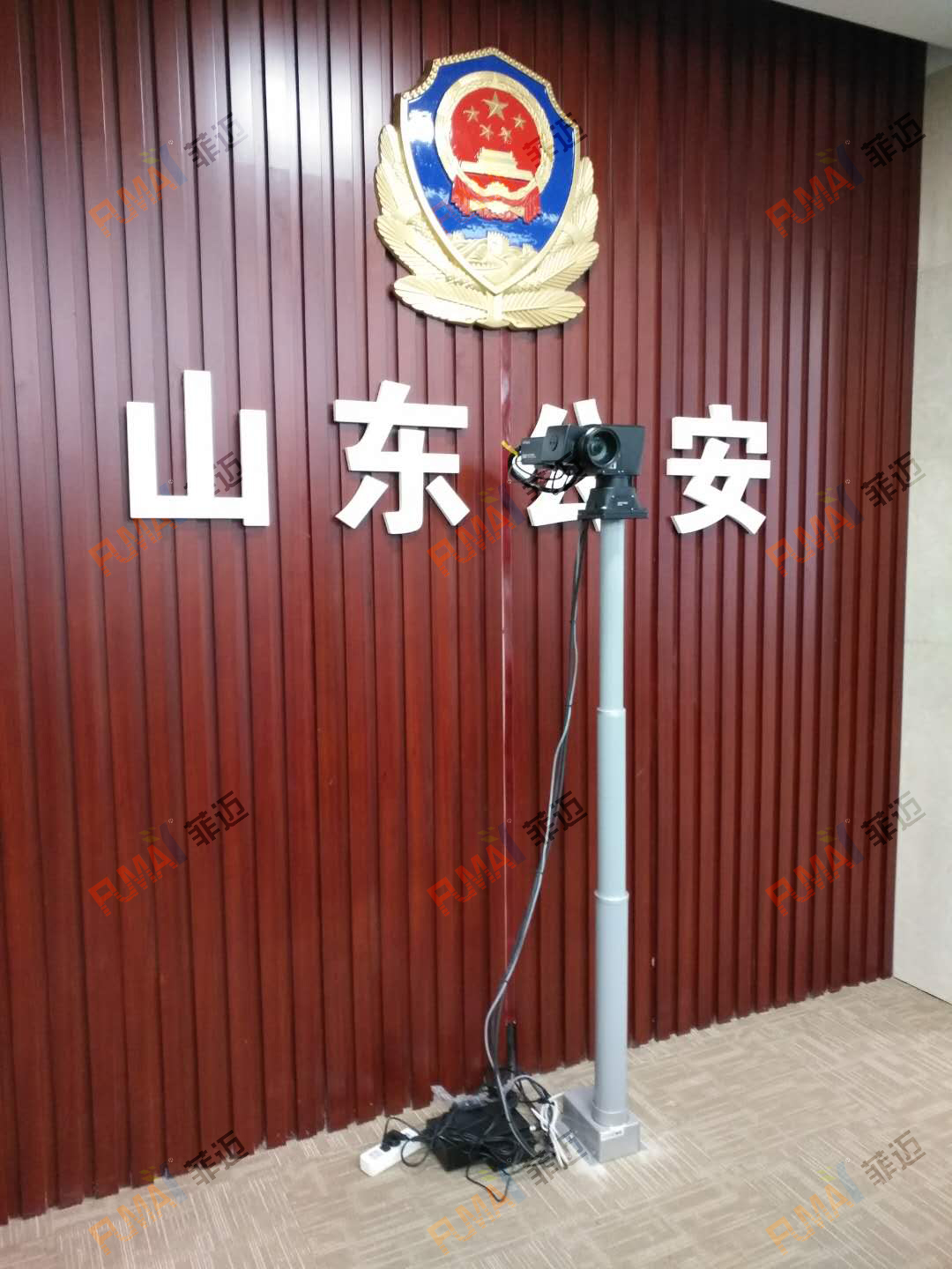 山東某公安廳（液壓式電動(dòng)吊架）